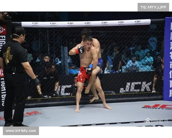 呼和浩特赛区MMA七分钟无裁判规则对决，阿力合得与凯南激战至降服